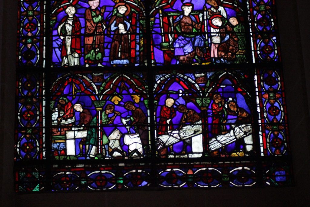 Figure 3 – Carvers and Masons, Window of Saint Chéron, Chartres Cathedral, ca. 1220-1225. Photo: Wikimedia Commons