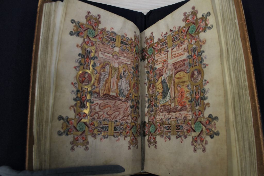 Figure 11. Crucifixion and Deposition. Rouen Sacramentary, England, around or before 1020.Rouen, Bibliothèque municipale, MS 274 [Y.6], fols. 71v-72r. Photo: author