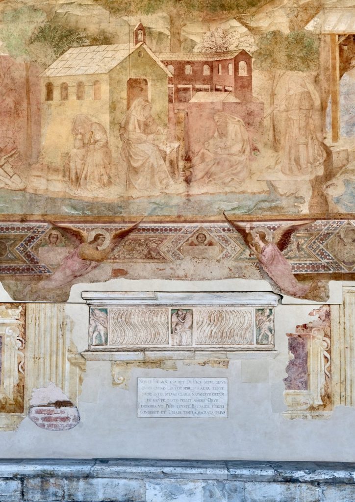 . Close-up detail from southern wall of the Camposanto, showing sarcophagus tomb of the Pisan hermit, Giovanni Cini, set into the lower wall, below frescoes.