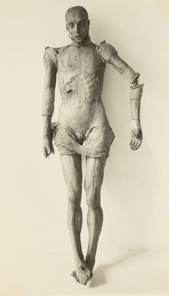 A lifesize sculpture of Christ with visible joints at the arms, shoulders, legs, and head.